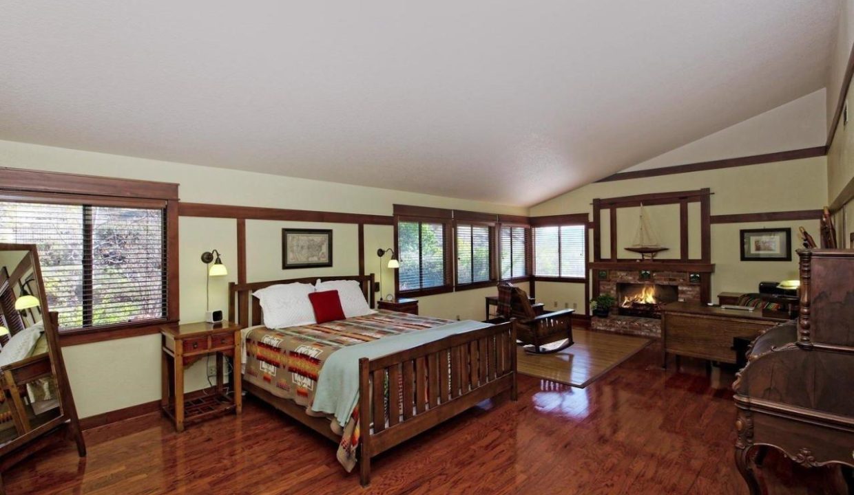 6132 Lake Lindero Drive master bedroom