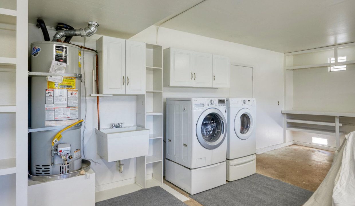 Laundry at 987 Lodestone Court, Newbury Park