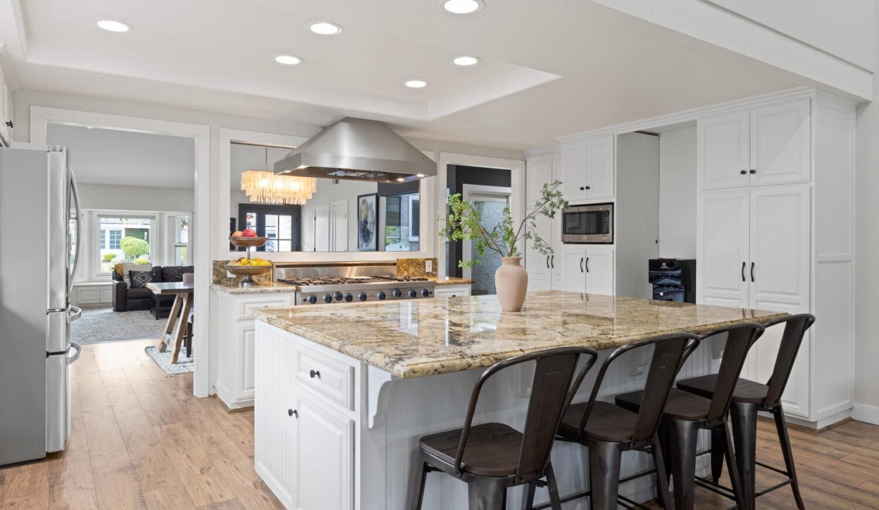 922 Fawnglen Place Thousand Oaks Kitchen Island