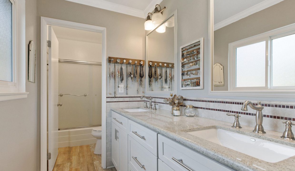 2999 Lemonwood Street - Master Bathroom