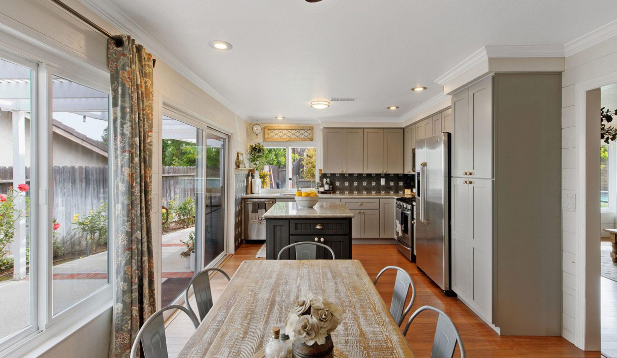 2999 Lemonwood Street - Modern Spacious Kitchen