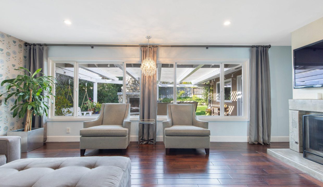 Westlake Village home for sale - Foxmoor Hills - Living Room View to Backyard Oasis