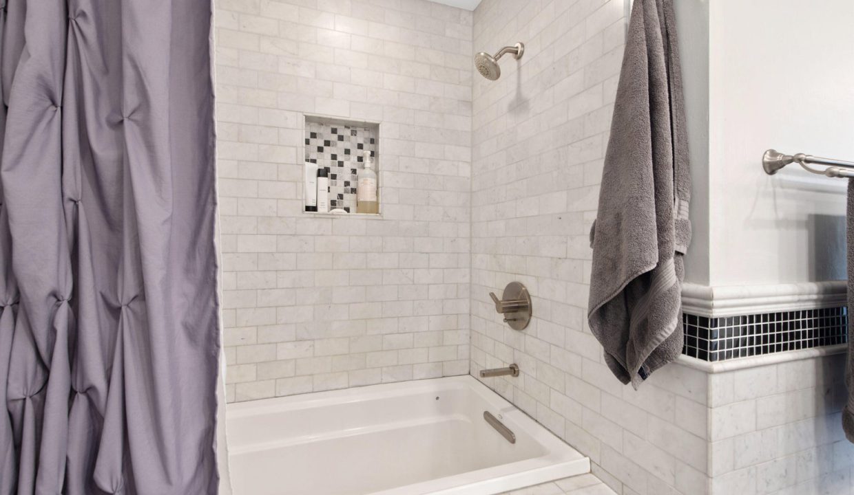 Westlake Village home for sale - Foxmoor Hills - Main Bathroom Tub