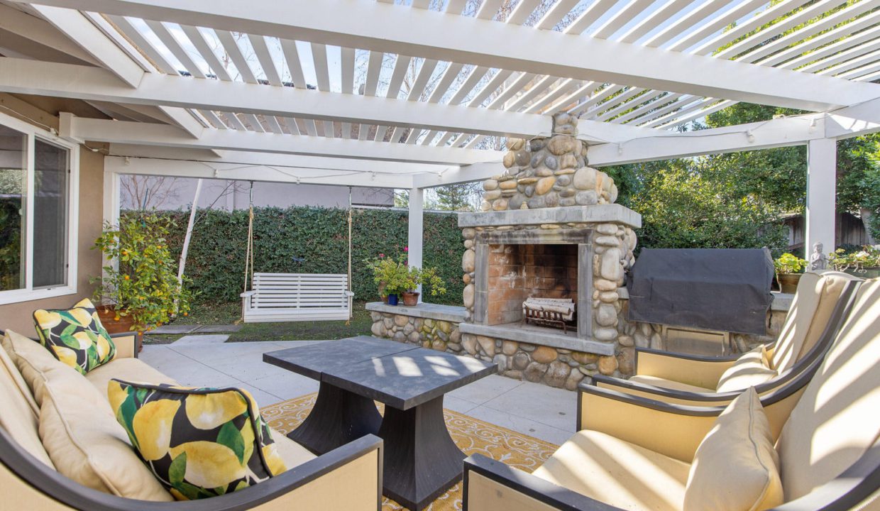 Westlake Village home for sale - Foxmoor Hills - Outdoor Living Room