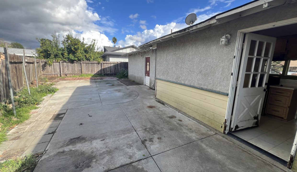 Thousand Oaks CA Fixer Upper Yard Space