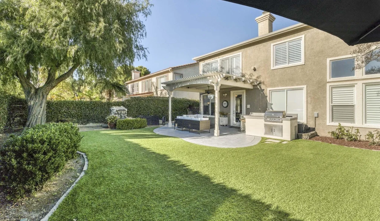 Thousand Oaks Home in Lang Ranch - Back Yard