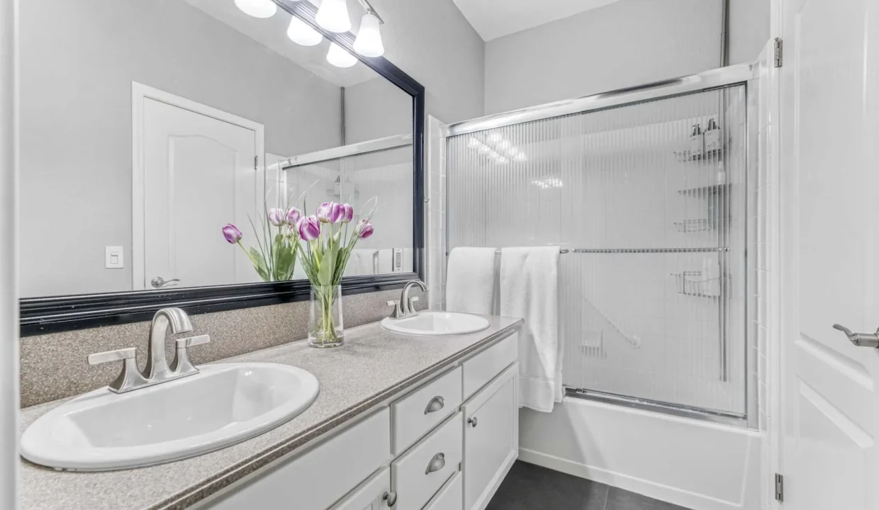 Thousand Oaks Home in Lang Ranch - Bathroom 2