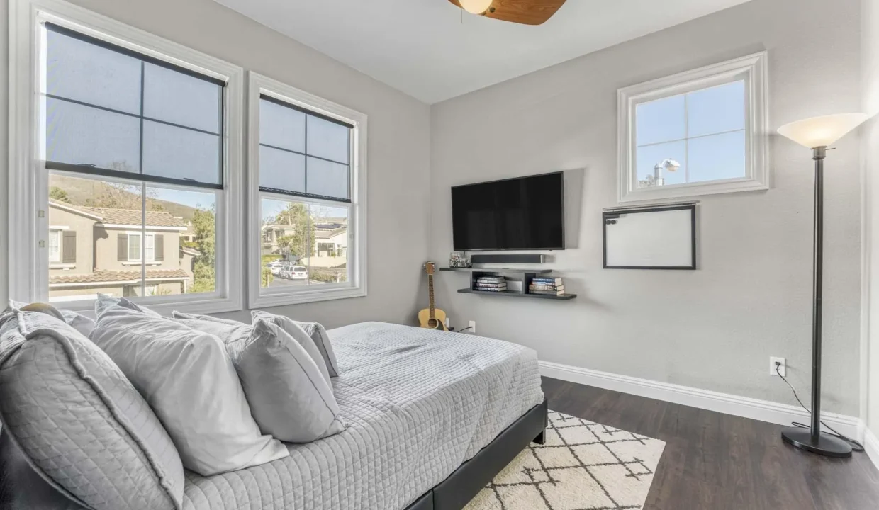 Thousand Oaks Home in Lang Ranch - Bedroom 2