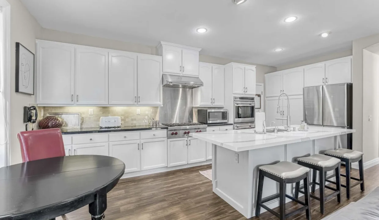 Thousand Oaks Home in Lang Ranch - Kitchen Island