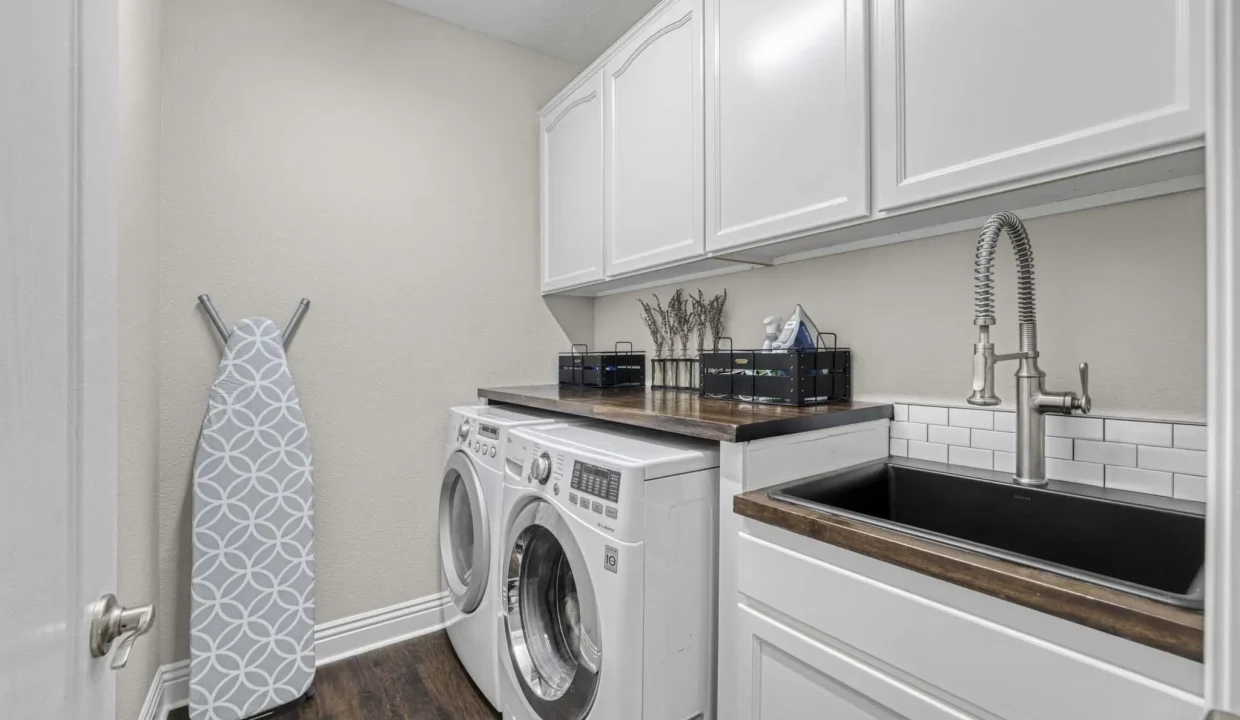 Thousand Oaks Home in Lang Ranch - Laundry