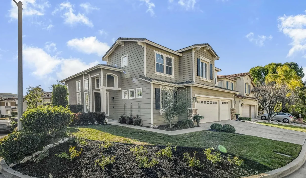 Thousand Oaks Home in Lang Ranch - Sideyard